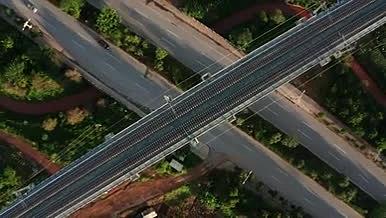 航拍高铁和公路交织视频的预览图